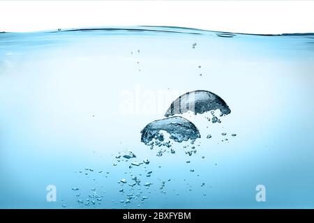 Bolle di ossigeno nell'acqua blu Foto Stock