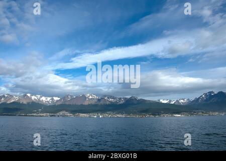 Vista di Ushuaia, Argentina da una barca nel canale di Beagle. Foto Stock