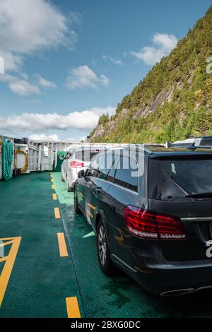 Le auto trasportate sul ponte di auto del traghetto Aukra strada tra Eidsdal e Linge su Storfjorden in una giornata di sole, Norvegia Foto Stock