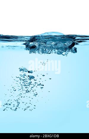 Formazione di bolle di ossigeno in acqua blu bollente con spazio per la copia Foto Stock