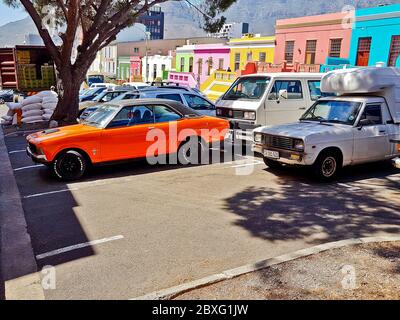 Automobili e strade di vita urbana a Bo-Kaap, Città del Capo Centro, Sud Africa. Foto Stock