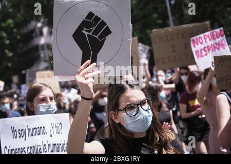 Madrid, Spagna. 7 Giu 2020. Un protettore che indossa una maschera protettiva tiene un cartello durante una protesta contro la questione Black Lives a seguito della morte di George Floyd fuori dell'ambasciata degli Stati Uniti nel centro di Madrid. La morte di un uomo afro-americano, George Floyd, mentre nella custodia della polizia di Minneapolis ha scatenato proteste in tutti gli Stati Uniti, e manifestazioni di solidarietà in molti paesi del mondo. Credit: Xaume Olleros/Alamy Live News Foto Stock