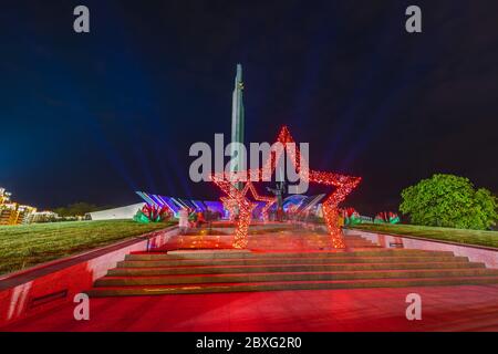 Fuochi d'artificio sul Museo della Grande Guerra Patriottica bielorussa in occasione della celebrazione del 75° anniversario della vittoria nella Grande Guerra Patriottica. Minsk, Bela Foto Stock