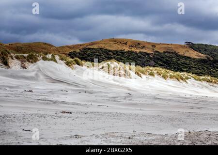 Vista sulla spiaggia delle isole Archway con dune di sabbia sulla spiaggia di Wharariki, Puponga, Isola del Sud della Nuova Zelanda. Foto Stock