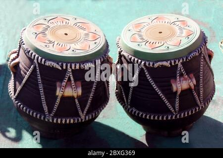 Etnico decorativo, tabla strumento musicale scultura fatta con fango di terra, decorazione artigianale tradizionale in argilla nel mercato indiano, fuoco selettivo Foto Stock