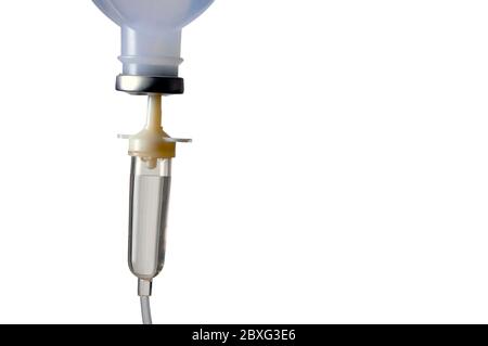 Provetta per infusione endovenosa e soluzione salina isolate su sfondo bianco Foto Stock