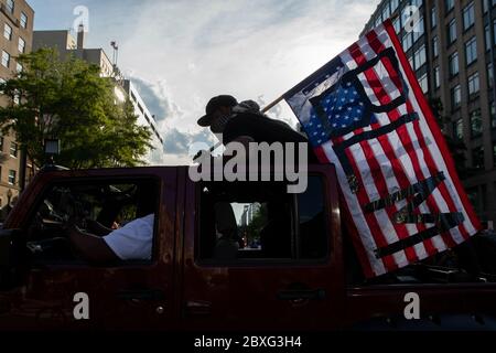 Un uomo porta una bandiera nera della materia di vite mentre si trova all'interno di una jeep durante una marcia contro la brutalità e il razzismo della polizia a Washington, DC Sabato, 6 giugno 2020.Credit: Amanda Andrade-Rhoades/CNP /MediaPunch Foto Stock