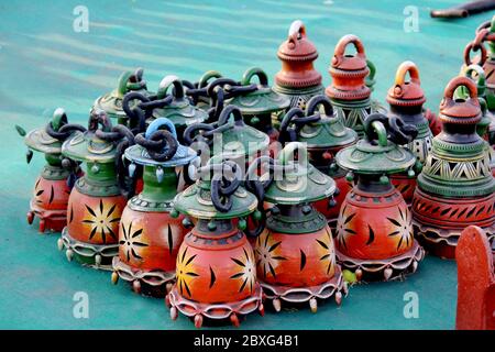 Lampada a lalten appeso decorativo, realizzata con fango di terra, decorazione artigianale tradizionale in argilla di lalten nel mercato indiano Foto Stock