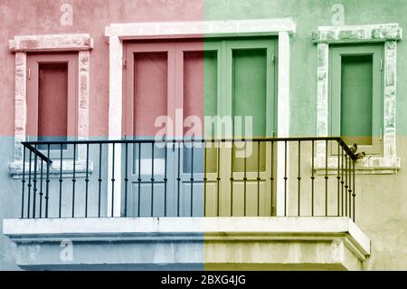 Le immagini delle porte e delle finestre sono decorate in colori quadrante. Foto Stock