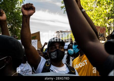 Madrid, Spagna. 07 giugno 2020. Madrid, Spagna. 7 giugno 2020. Un uomo che indossa una maschera protettiva con le parole Black Lives Matter solleva il pugno durante una manifestazione davanti all'ambasciata degli Stati Uniti che protestava contro la morte di George Floyd, un uomo afro-americano morto mentre era sotto custodia della polizia di Minneapolis negli Stati Uniti. Il movimento Black Lives Matter ha ispirato manifestazioni di solidarietà in molti paesi del mondo dopo la morte di George Floyd. Credit: Marcos del Mazo/Alamy Live News Foto Stock