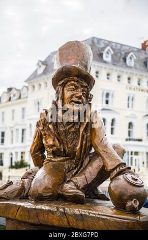 Statua del Mad Hatter, un personaggio creato da Lewis Caroll, sull'Esplanade di Llandudno, Galles del Nord Foto Stock