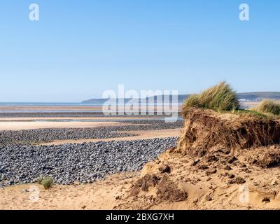 Vista dei Burrows di Northam sul Torridge e l'estuario del Taw. Dune di sabbia e ciottoli visibili sulla spiaggia di sabbia. Marea out. Paesaggio suggestivo. Foto Stock