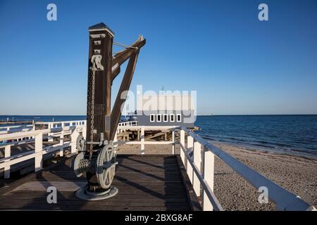 Restaurata vecchia gru, situata all'inizio del molo Busselton, si ritiene la più lunga struttura in legno del mondo. Busselton si trova a 220 km a sud Foto Stock