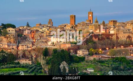 Orvieto medievale collina Città Vecchia, vista panoramica delle mura medievali e torri della città a tarda sera Foto Stock