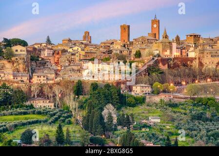 Orvieto storico collinare Città Vecchia, vista sulle mura medievali e le torri della città Foto Stock