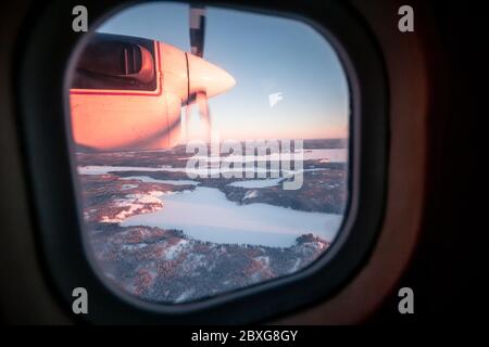 Vista del paesaggio invernale da un aereo, Yellowknife, territori del Nord, Canada Foto Stock