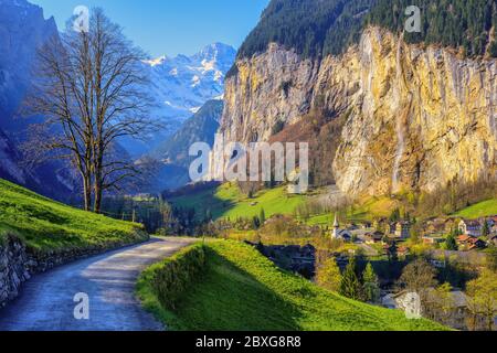 Lauterbrunnen villaggio in una valle delle Alpi svizzere, le Highlands Bernesi, regione Jungfrau, è una delle destinazioni turistiche più popolari in Swit Foto Stock