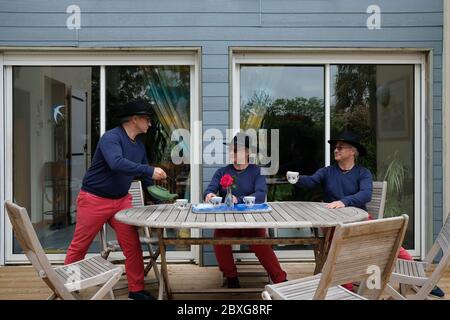 Composito digitale di un uomo che ha una tazza di tè su un patio Foto Stock