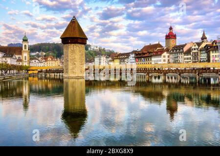 Lucerna, Svizzera, vista della città vecchia con il ponte della Cappella in legno, un simbolo storico della città Foto Stock