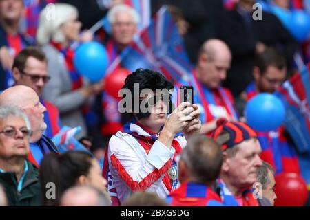 I tifosi del Crystal Palace hanno visto durante la finale della fa Cup tra Manchester United e Crystal Palace allo Stadio di Wembley il 21 maggio 2016. Foto James Boardman / Telephoto Images Foto Stock