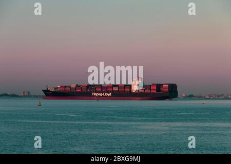 Algeciras, Cádiz, Spagna - 22 maggio 2020: Nave da carico caricata con container nella baia di Algeciras, nello stretto di Gibilterra Foto Stock