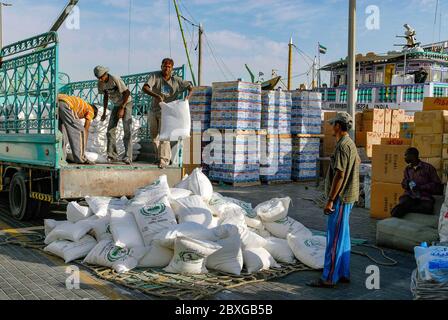 Carico e scarico di merci nel porto tradizionale di Dubai Foto Stock