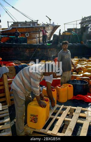 Carico e scarico di merci nel porto tradizionale di Dubai Foto Stock