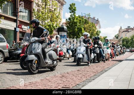 Incontro della Vespa cooter nella Città Vecchia di Vilnius, Lituania 2020 giorni d'italiano Foto Stock
