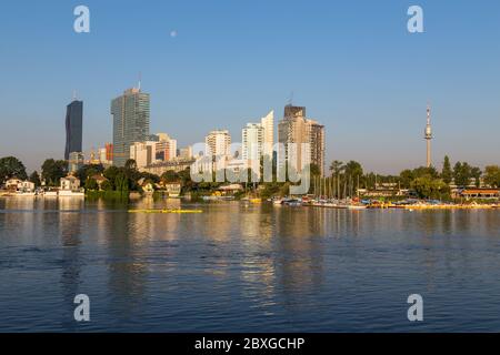 VIENNA, AUSTRIA - 1 SETTEMBRE 2015: Edifici vicino al Parco Danau di Vienna al mattino. Si può vedere la gente che va in acqua. Foto Stock