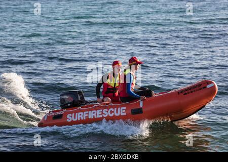 Busselton Australia Occidentale 9 Novembre 2019 : Busselton Surf Lifesaving club barca di salvataggio e equipaggio su un esercizio di allenamento Foto Stock