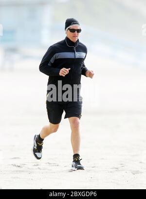 Matthew McConaughey ha trascorso la mattina facendo jogging e facendo esercizio fisico a Zuma Beach, California. Marzo 2011 Foto Stock