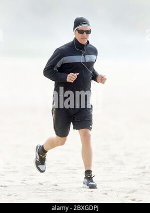 Matthew McConaughey ha trascorso la mattina facendo jogging e facendo esercizio fisico a Zuma Beach, California. Marzo 2011 Foto Stock