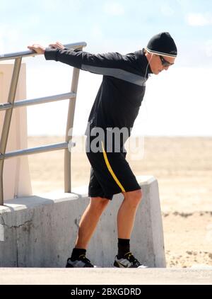 Matthew McConaughey ha trascorso la mattina facendo jogging e facendo esercizio fisico a Zuma Beach, California. Marzo 2011 Foto Stock