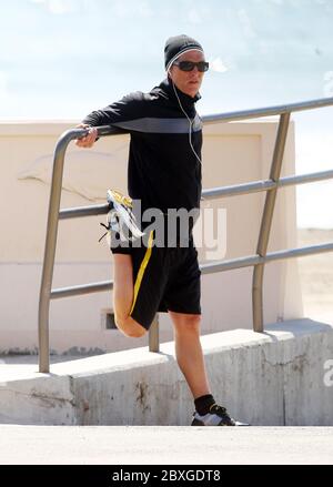 Matthew McConaughey ha trascorso la mattina facendo jogging e facendo esercizio fisico a Zuma Beach, California. Marzo 2011 Foto Stock