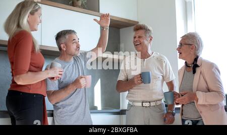 la famiglia amichevole comunica in cucina. Foto Stock