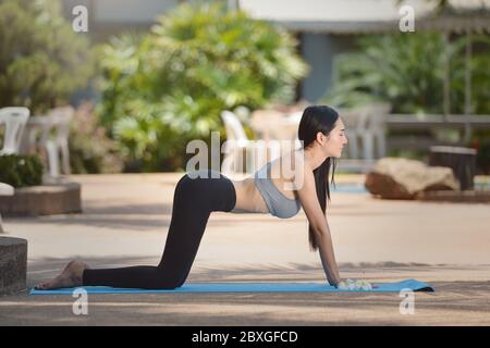 Bella donna che fa yoga all'aperto, Thailandia Foto Stock