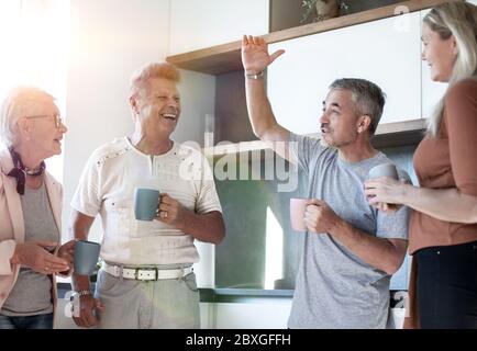 la famiglia amichevole comunica in cucina. Foto Stock