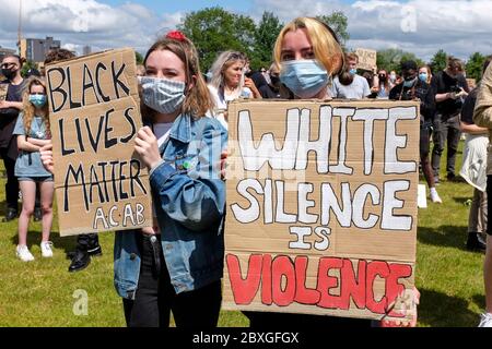 Glasgow, Regno Unito. 07 giugno 2020. Migliaia di persone si sono manifestate a Glasgow Green, Glasgow, Regno Unito, per dimostrare solidarietà con coloro che si trovano in altri paesi contro la descrizione con la frase 'Black Lives Matter', un movimento politico che ha avuto inizio in America con la morte di George Floyd. Il rally è stato organizzato da BARRINGTON REEVES e c'è stato l'oratore ospite CELESTE MORNINGSIDE, da Fort Lauderdale, USA, un'importante attivista per l'uguaglianza. Credit: Findlay/Alamy Live News Foto Stock