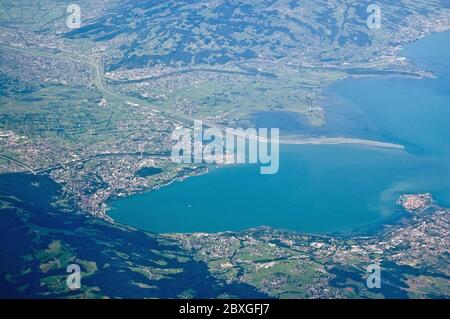 Vista dall'alto dell'angolo sud-orientale del lago di Costanza, al confine tra Germania e Austria. Lindau Bodensee è sulla destra. Al Foto Stock