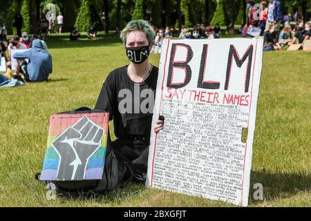 Glasgow, Regno Unito. 07 giugno 2020. Migliaia di persone si sono manifestate a Glasgow Green, Glasgow, Regno Unito, per dimostrare solidarietà con coloro che si trovano in altri paesi contro la descrizione con la frase 'Black Lives Matter', un movimento politico che ha avuto inizio in America con la morte di George Floyd. Il rally è stato organizzato da BARRINGTON REEVES e c'è stato l'oratore ospite CELESTE MORNINGSIDE, da Fort Lauderdale, USA, un'importante attivista per l'uguaglianza. Credit: Findlay/Alamy Live News Foto Stock