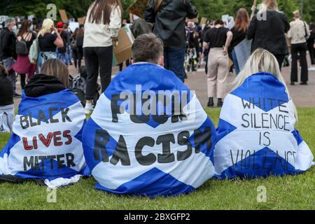 Glasgow, Regno Unito. 07 giugno 2020. Migliaia di persone si sono manifestate a Glasgow Green, Glasgow, Regno Unito, per dimostrare solidarietà con coloro che si trovano in altri paesi contro la descrizione con la frase 'Black Lives Matter', un movimento politico che ha avuto inizio in America con la morte di George Floyd. Il rally è stato organizzato da BARRINGTON REEVES e c'è stato l'oratore ospite CELESTE MORNINGSIDE, da Fort Lauderdale, USA, un'importante attivista per l'uguaglianza. Credit: Findlay/Alamy Live News Foto Stock