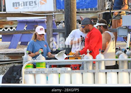 Key Largo, FL, 21/03/2020: I membri dell'equipaggio si stanno preparando a portare i subacquei fuori sulla loro barca subacquea. Foto Stock