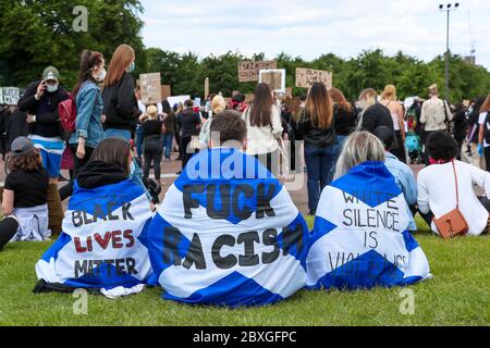 Glasgow, Regno Unito. 07 giugno 2020. Migliaia di persone si sono manifestate a Glasgow Green, Glasgow, Regno Unito, per dimostrare solidarietà con coloro che si trovano in altri paesi contro la descrizione con la frase 'Black Lives Matter', un movimento politico che ha avuto inizio in America con la morte di George Floyd. Il rally è stato organizzato da BARRINGTON REEVES e c'è stato l'oratore ospite CELESTE MORNINGSIDE, da Fort Lauderdale, USA, un'importante attivista per l'uguaglianza. Credit: Findlay/Alamy Live News Foto Stock