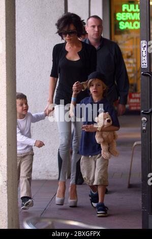 Victoria Beckham porta i suoi bambini a prendere il gelato a Sherman Oaks, CA novembre 2011 Foto Stock
