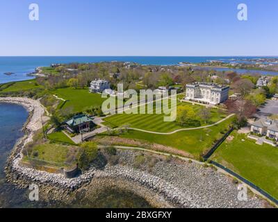 Marble House e Cliff Walk vista aerea a Newport, Rhode Island RI, Stati Uniti. Questa casa è un palazzo d'epoca dorata con stile Beaux Arts costruito nel 1888 in BE Foto Stock