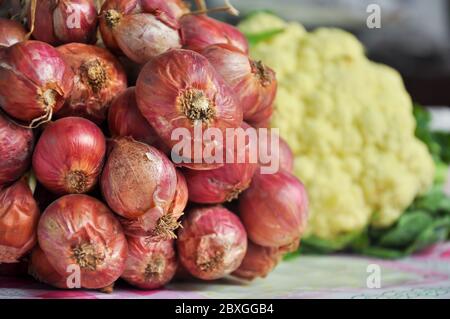 Scalogni e cavolfiori freschi sul tavolo Foto Stock