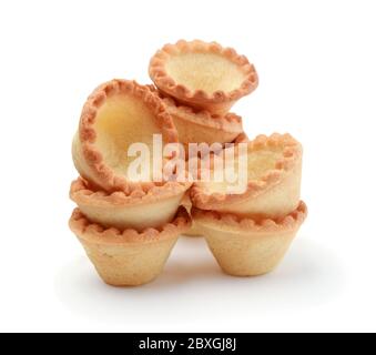 Gruppo di piccoli tartlet vuoti isolati su bianco. Foto Stock