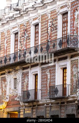 La facciata esterna della Biblioteca Palafoxiana, coperta di ceramiche coloniali Talavera nel centro storico di Puebla, Messico. Fondata nel 1646, è riconosciuta dall'UNESCO come la prima e più antica biblioteca pubblica delle Americhe. Foto Stock