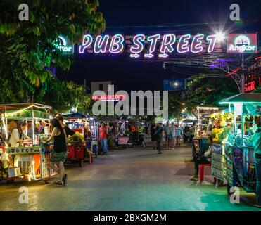 SIEM REAP, CAMBOGIA - 29 MARZO 2017: Strade a Siem Reap Cambogia di notte. Si possono vedere persone, bancarelle e un cartello per Pub Street, Foto Stock