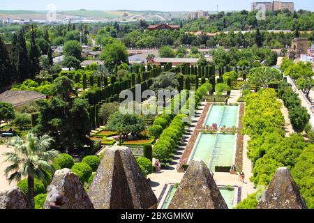 L'Alcazar de los Reyes Cristianos (Il luogo reale dei Re Cristiani) vista dei giardini e delle piscine da una delle Torri a corona Cordoba Foto Stock